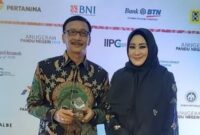 Hendrajoni bersama dengan istri, Lisda Hendrajoni