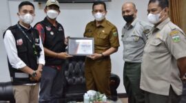 Sekdako Padang Panjang menyalurkan bantuan erupsi Gunung Semeru melalui ACT Bukittinggi