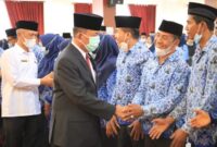 Rusma Yul Anwar menyalami kepala sekolah yang baru dilantik