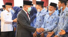 Rusma Yul Anwar menyalami kepala sekolah yang baru dilantik
