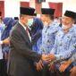 Rusma Yul Anwar menyalami kepala sekolah yang baru dilantik