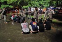 Satgas Trantibum saat memberikan pembinaan kepada pelajar yang terjaring razia