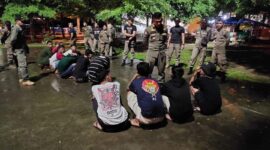 Satgas Trantibum saat memberikan pembinaan kepada pelajar yang terjaring razia