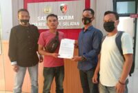 Wartawan Covesia Indra Yen Putra didampingi wartawan lainnya melapor ke Mapolres Pessel