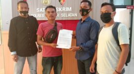 Wartawan Covesia Indra Yen Putra didampingi wartawan lainnya melapor ke Mapolres Pessel
