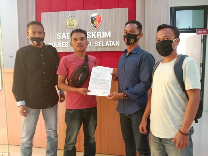 Wartawan Covesia Indra Yen Putra didampingi wartawan lainnya melapor ke Mapolres Pessel
