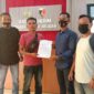 Wartawan Covesia Indra Yen Putra didampingi wartawan lainnya melapor ke Mapolres Pessel