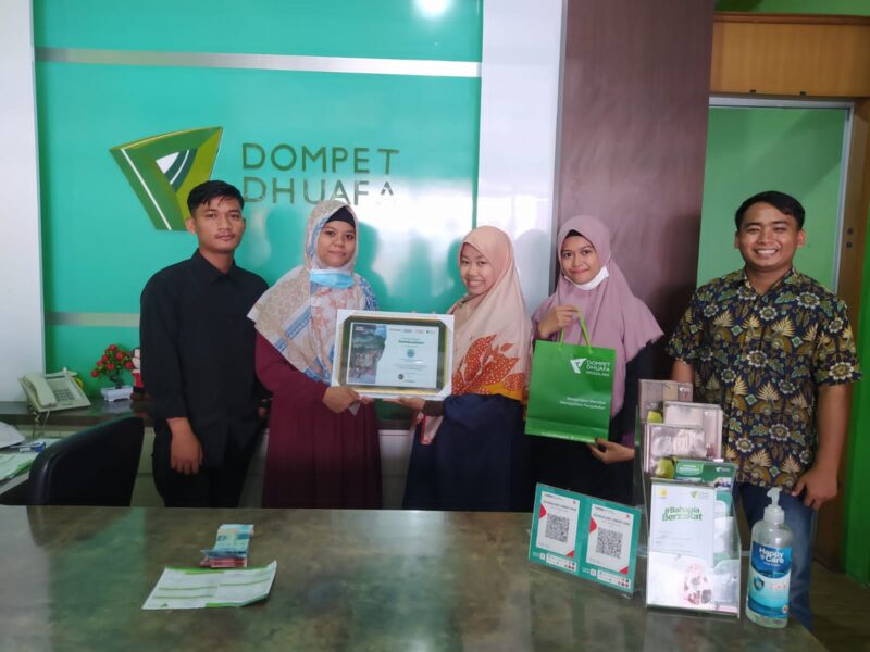 Impplisba menyalurkan bantuan untuk korban terdampak erupsi Gunung Semeru di Kantor Dompet Dhuafa Singgalang