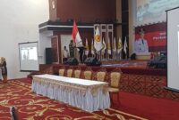 Dandim Pessel Letkol Moch Suherli menegakkan pataka bendera merah putih yang sempat terjatuh