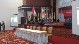 Dandim Pessel Letkol Moch Suherli menegakkan pataka bendera merah putih yang sempat terjatuh