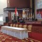 Dandim Pessel Letkol Moch Suherli menegakkan pataka bendera merah putih yang sempat terjatuh