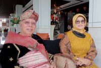 Menteri Sosial RI 2001-2009 Bachtiar Chamsyah bersama istri