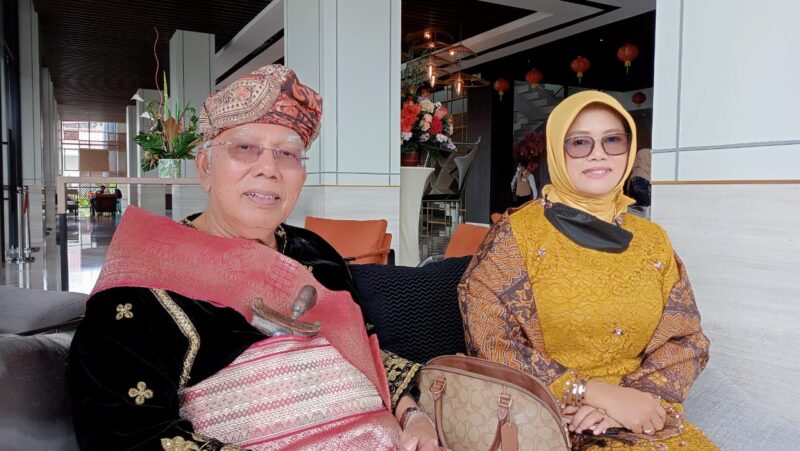 Menteri Sosial RI 2001-2009 Bachtiar Chamsyah bersama istri