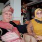 Menteri Sosial RI 2001-2009 Bachtiar Chamsyah bersama istri