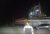 Tugu batas Pesisir Selatan-Padang yang terlihat gelap akibat tidak adanya pencahayaan.