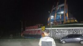 Tugu batas Pesisir Selatan-Padang yang terlihat gelap akibat tidak adanya pencahayaan.