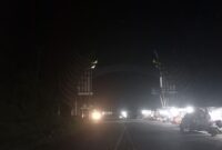 Gapura Selamat Datang di Pesisir Selatan. Terlihat tak ada pencahayaan.