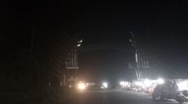 Gapura Selamat Datang di Pesisir Selatan. Terlihat tak ada pencahayaan.