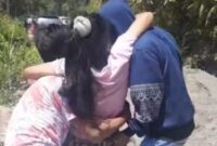 Tangkapan layar video ibu hamil yang digendong oleh dua pemuda di Pessel