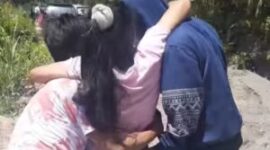 Tangkapan layar video ibu hamil yang digendong oleh dua pemuda di Pessel