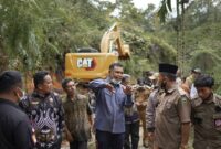 Bupati Asda kala berbincang dengan masyarakat 