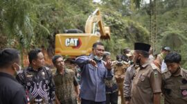 Bupati Asda kala berbincang dengan masyarakat 