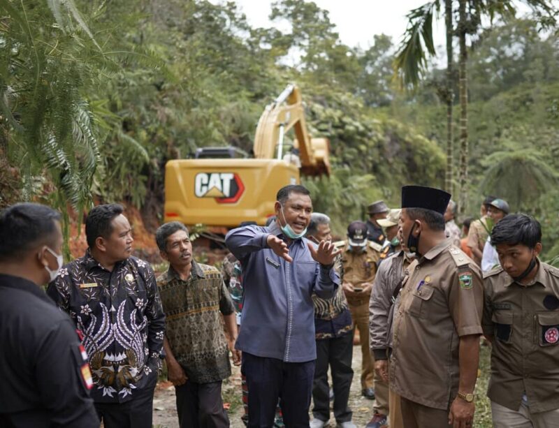 Bupati Asda kala berbincang dengan masyarakat 