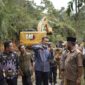 Bupati Asda kala berbincang dengan masyarakat 
