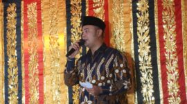 Bupati Sijunjung Benny Dwifa Yuswir memberikan sambutan di acara Penobatan Soko Pemangku Adat Ampek Niniak dan Duo Suku Nagari Palangki di Rumah Godang di Lobuah Suku Patopang Kuti Anyir di Jorong Ranah Tibarau Nagari Palangki
