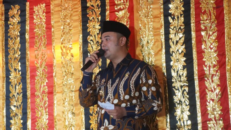 Bupati Sijunjung Benny Dwifa Yuswir memberikan sambutan di acara Penobatan Soko Pemangku Adat Ampek Niniak dan Duo Suku Nagari Palangki di Rumah Godang di Lobuah Suku Patopang Kuti Anyir di Jorong Ranah Tibarau Nagari Palangki