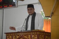 Richi Aprian menyampaikan sambutan di  acara perayaan khatam Al Qur'an di TPA/TPSA se jorong Andaleh nagari Andaleh Baruh kecamatan Sungayang di Masjid Baiturahman