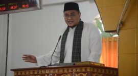Richi Aprian menyampaikan sambutan di  acara perayaan khatam Al Qur'an di TPA/TPSA se jorong Andaleh nagari Andaleh Baruh kecamatan Sungayang di Masjid Baiturahman