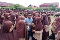 Risnaldi Ibrahim bersama dengan pelajar. Foto diambil sebelum pandemi Covid-19