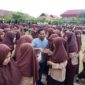 Risnaldi Ibrahim bersama dengan pelajar. Foto diambil sebelum pandemi Covid-19