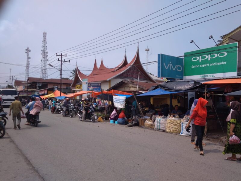 Pasar Surantih, salah satu pasar di Kabupaten Pesisir Selatan yang hari balainya jatuh pada hari Ahad