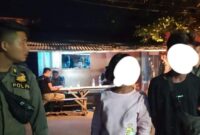 Sepasang remaja diamankan oleh Satpol PP Padang di RTH Imam Bonjol karena diduga berbuat asusila, Selasa (19/7) malam.