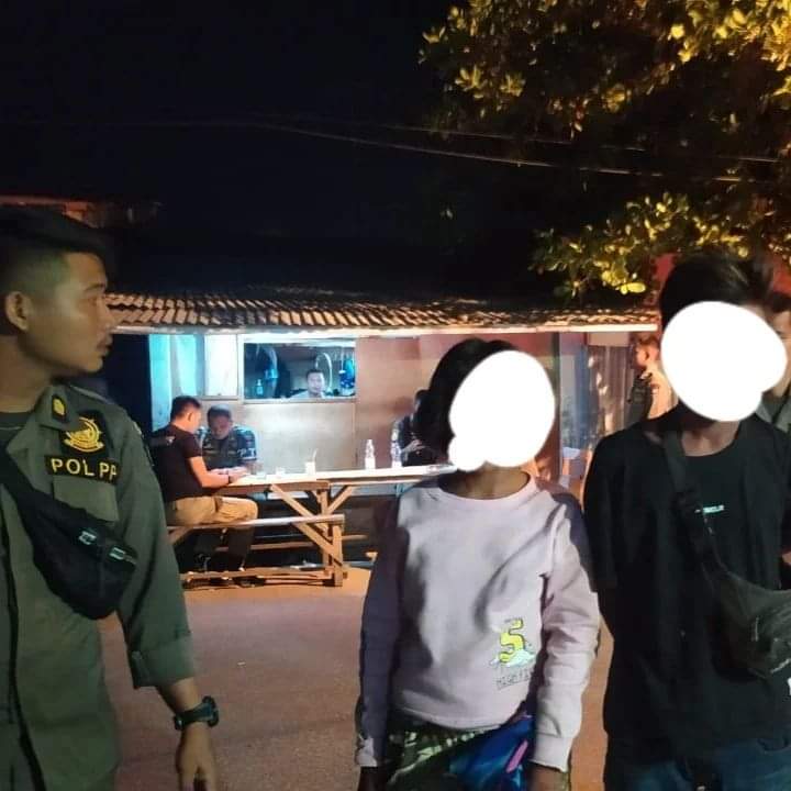 Sepasang remaja diamankan oleh Satpol PP Padang di RTH Imam Bonjol karena diduga berbuat asusila, Selasa (19/7) malam.