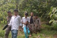 Pelajar yang terjaring razia rutin oleh Satgas Trantibum Pessel di atas bukit yang berada di Jalan Lingkar Painan Salido, Selasa (26/7).
