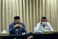 Wali Kota Solok Zul Elfian (kiri) dan Bupati Solok Epyardi Asda di Gedung Merah Putih KPK RI Jakarta