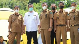Bupati Pesisir Selatan Rusma Yul Anwar (baju putih) bersama dengan beberapa PNS di lingkungan Pemkab Pessel 