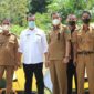 Bupati Pesisir Selatan Rusma Yul Anwar (baju putih) bersama dengan beberapa PNS di lingkungan Pemkab Pessel 