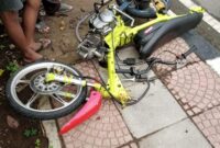 Pemotor yang menabrak polisi yang tengah bertugas harus berurusan dengan polisi. Pemotor itu dijerat dengan berbagai pasal