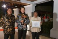 Wali Kota Padang Panjang usai menerima penghargaan Kota Layak Anak kategori Nindya  dari Kementerian Pemberdayaan Perempuan dan Perlindungan Anak (Kemen PPPA). Penghargaan itu diserahkan langsung oleh Menteri PPPA I Gusti Ayu Bintang Darmawati di Kabupaten Bogor, Jawa Barat, Jumat (22/7)