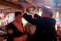 Pemasangan saluak kepada Lamsari Datuak Rajo Indo oleh Tuanku Rajo Adat sekaligus Ketua Kerapatan Adat Nagari (KAN) Pelangai Marwan Sutan Pariaman