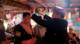Pemasangan saluak kepada Lamsari Datuak Rajo Indo oleh Tuanku Rajo Adat sekaligus Ketua Kerapatan Adat Nagari (KAN) Pelangai Marwan Sutan Pariaman