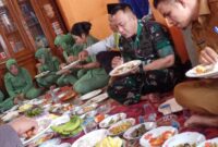 Komandan Kodim 0311/Pessel Letnan Kolonel Infanteri Moch Suherly saat menyantap makanan sesuai penamaan jagung di Koto Berapak, Kecamatan Bayang, Senin (25/7).