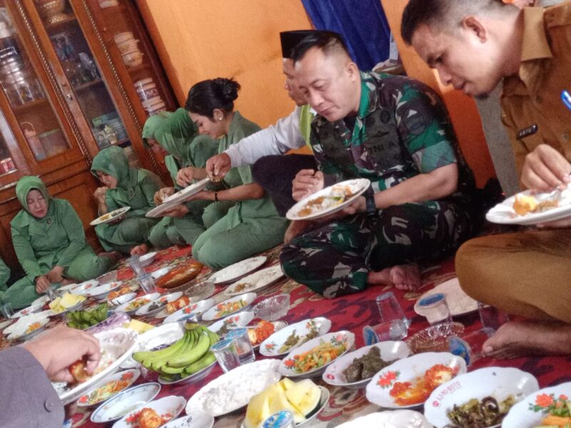 Komandan Kodim 0311/Pessel Letnan Kolonel Infanteri Moch Suherly saat menyantap makanan sesuai penamaan jagung di Koto Berapak, Kecamatan Bayang, Senin (25/7).