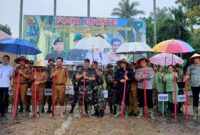 Penanaman jagung serentak di Nagari Koto Berapak, Kecamatan Bayang, Kabupaten Pesisir Selatan, Senin (25/7)