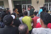 Warga di Solok Selatan dihebohkan dengan penemuan mayat yang mulai mengeluarkan bau busuk di sebuah rumah kontrakan.