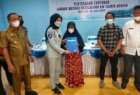 Penyerahan santunan oleh Dewi Aryani Suzana selaku direktur Operasional Jasa Raharja.